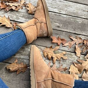 EUC Ugg short classic boots